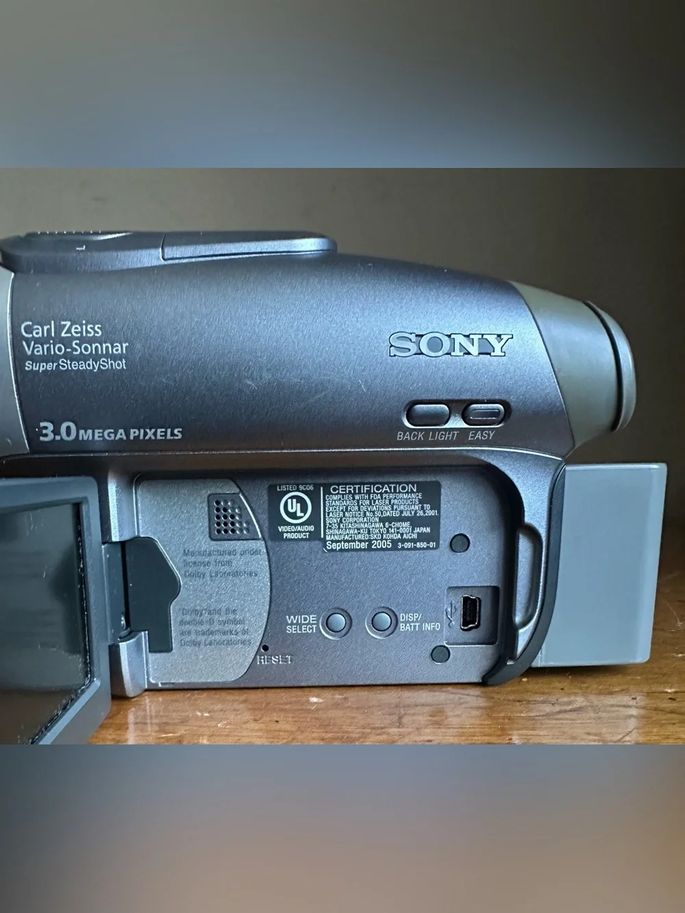 Sony DCR-DVD403 NTSC 3MP MPEG Digital Video Camera Recorder Handycam Camcorder